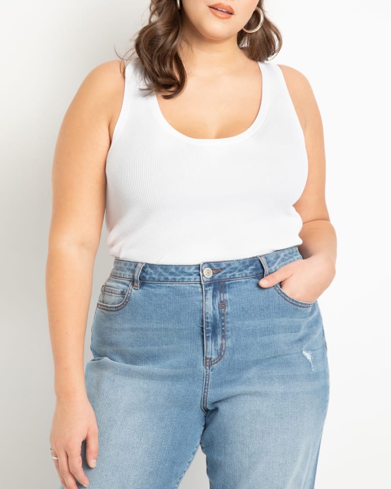 Front of a model wearing a size 18|20 Scoop Neck Knitted Tank in Bright White by ELOQUII. | dia_product_style_image_id:273000